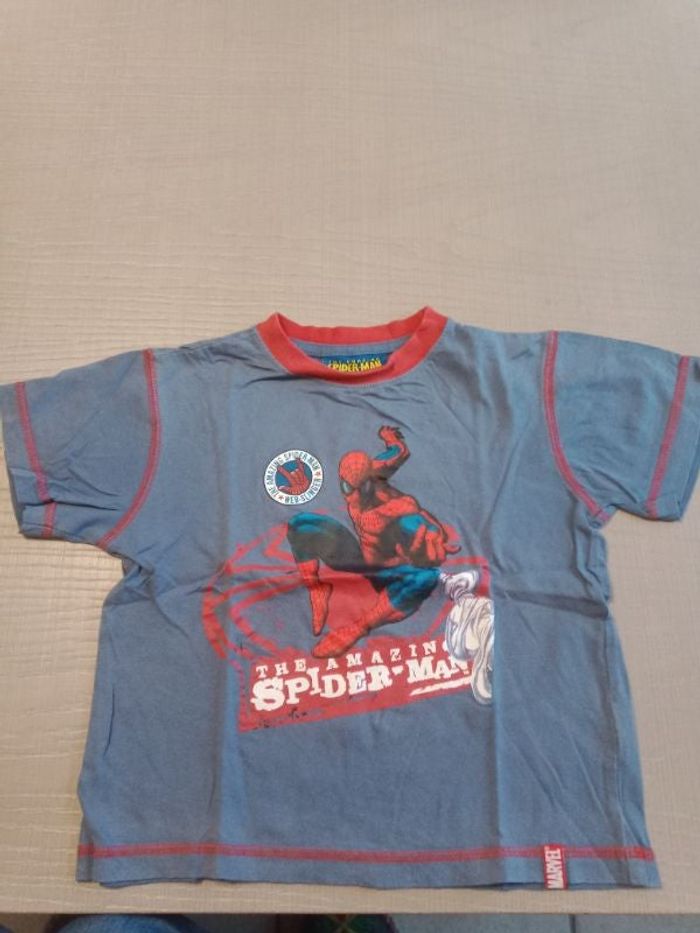 Lot de vêtements garçon, 2 gilets, 4 tee shirt, 1 chemisette et un short