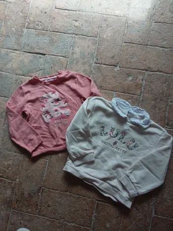 🌹2 pulls lulu castagnettes 4 ans 🌹