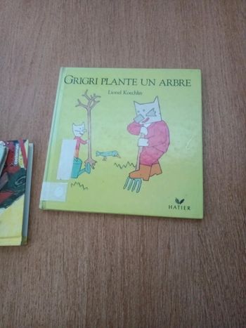 Livre grigri plante un arbre
