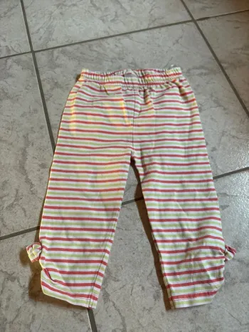 Legging à rayure rose et verte et petits noeuds