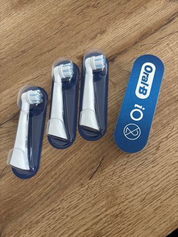 Lot de quatre têtes de brosse à dents, neuves Io Oral b gentle care 