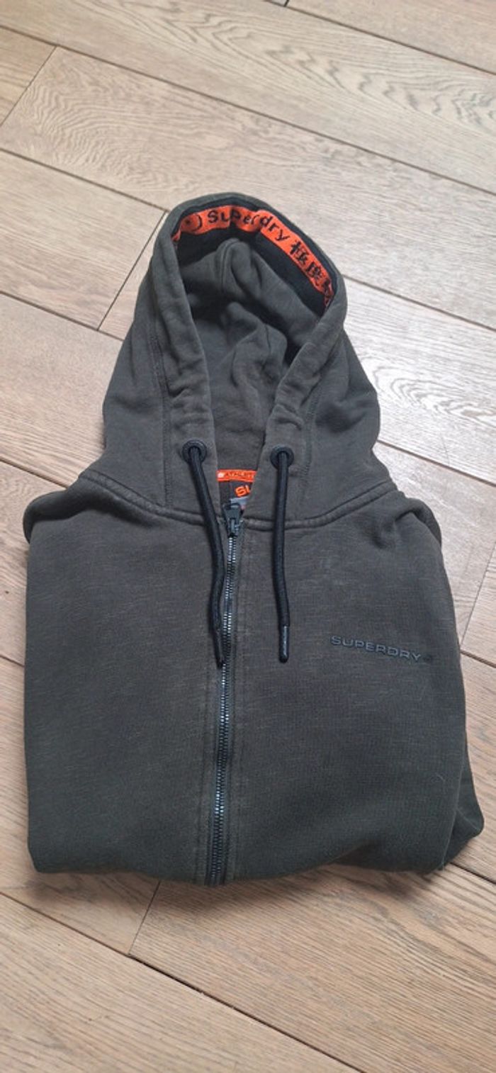 Sweat à capuche zippé.