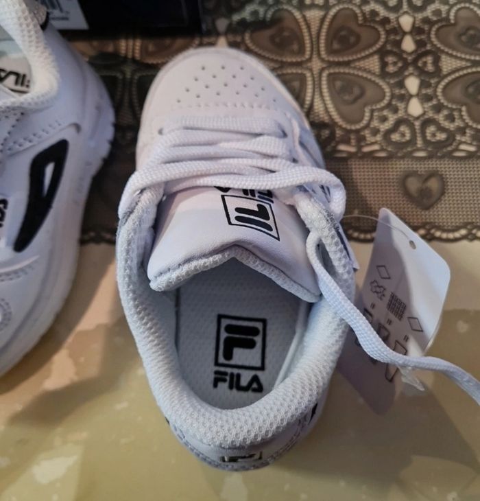 Basket fila neuve taille 20 - photo numéro 6
