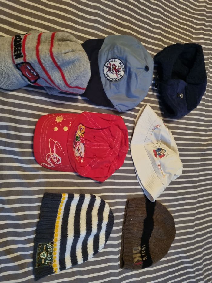 Lot de bonnets,casquette,chapeaux ,cache cou - photo numéro 2