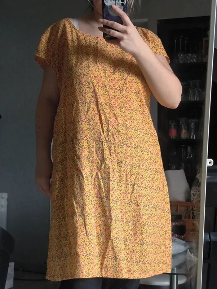 Robe jaune à fleurs