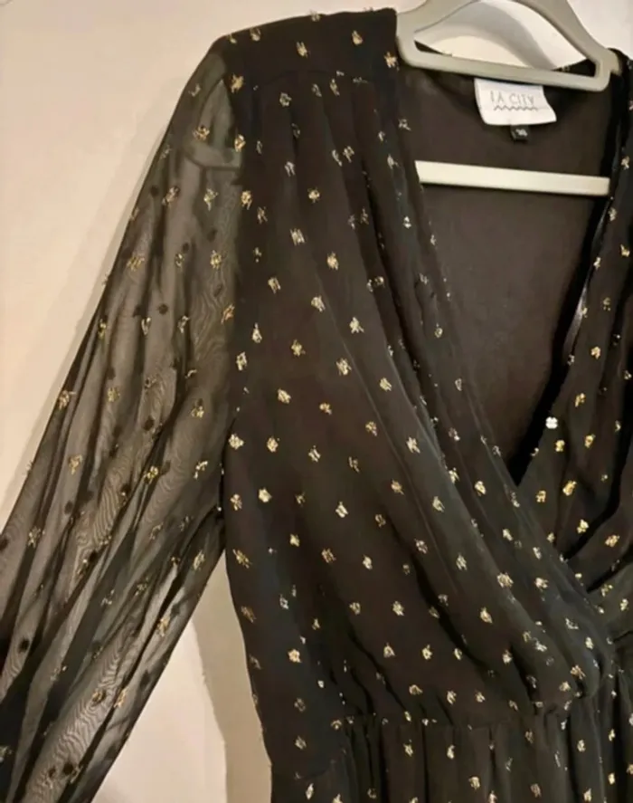 Robe noire élégante à détails dorés La City taille 38 - photo numéro 3
