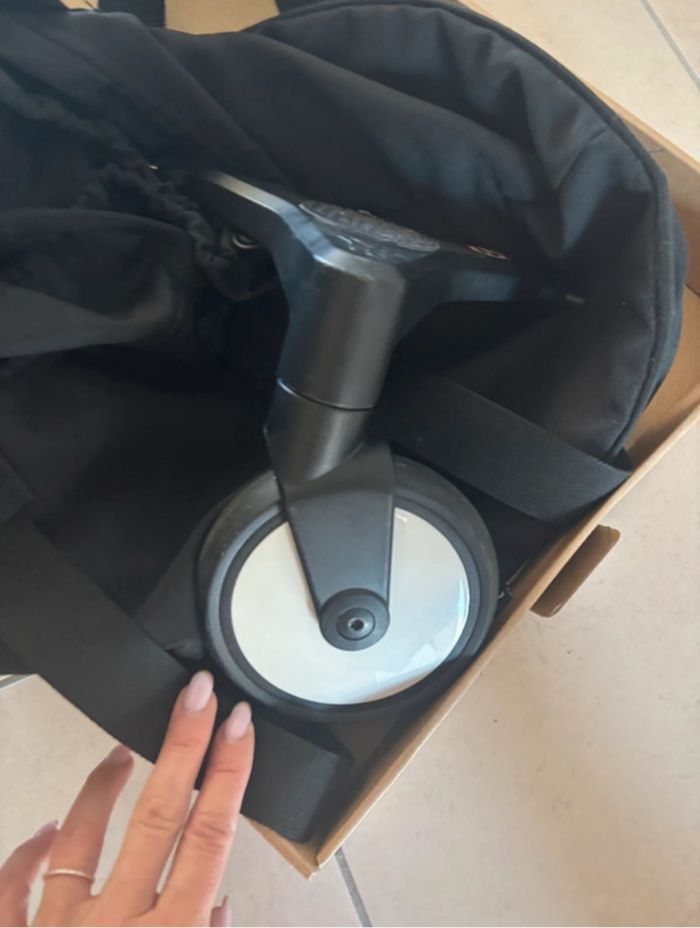 Sac noir babyzen pour yoyo avec roulette - photo numéro 6