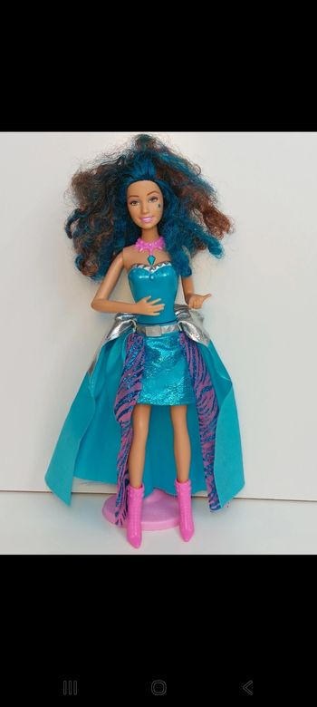 Poupée mattel barbie Rock N' Royals Erika fonctionne a piles 
Barbie chante fonctionne