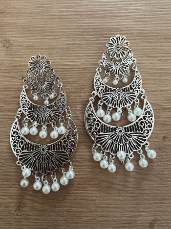 Longues boucles d’oreilles