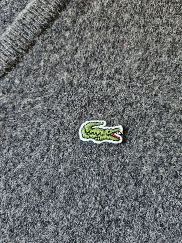 Pull en laine vierge Lacoste - Col V - Gris - Taille XS/S - Très bon état - photo numéro 8