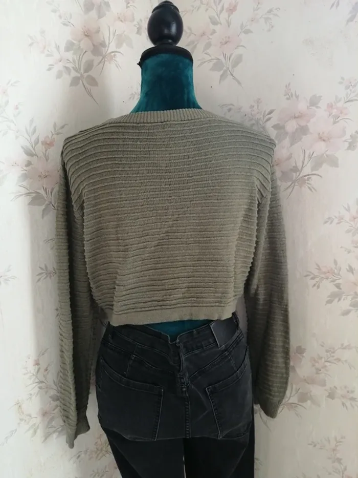 Pull crop top kaki avec lignes en relief / divided / (S) - photo numéro 7