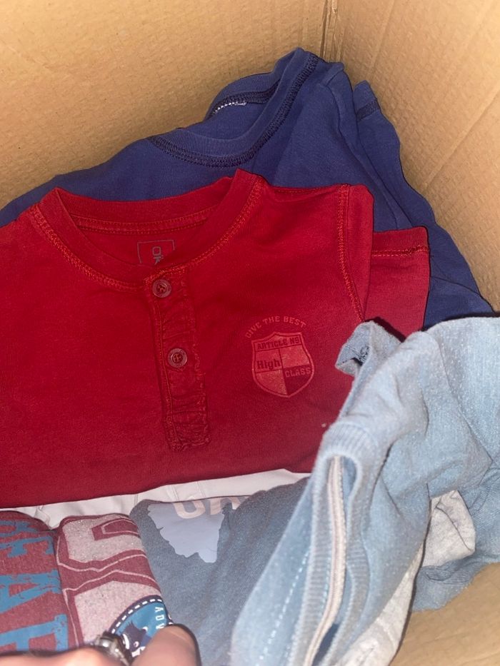 Carton de 11 t-shirt/polos pour garçons en taille 4 ans - photo numéro 3