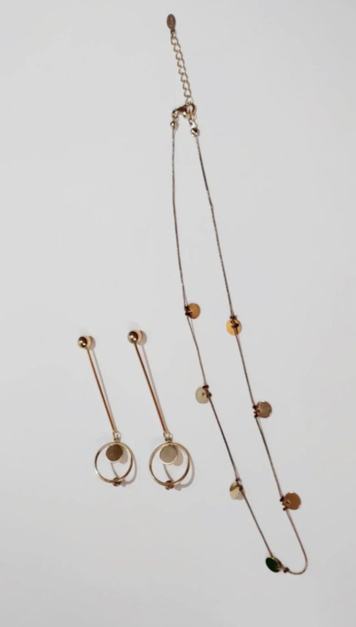 Ensemble boucles d'oreilles pendantes dorées et collier doré pampille - photo numéro 3