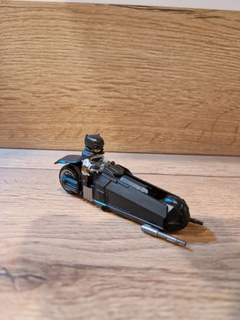 Figurine type lego Batman sur moto DC Comics
