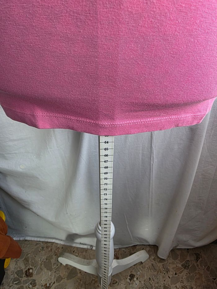 Tee-shirt,rose,col rond,manche 3/4, en très très bon état, ecritures brillantes, largeur d'épaule 30cm, largeur sous bras 39cm, longueur 63cm,en coton& elasthanne ,marque Club Med =5€ - photo numéro 5