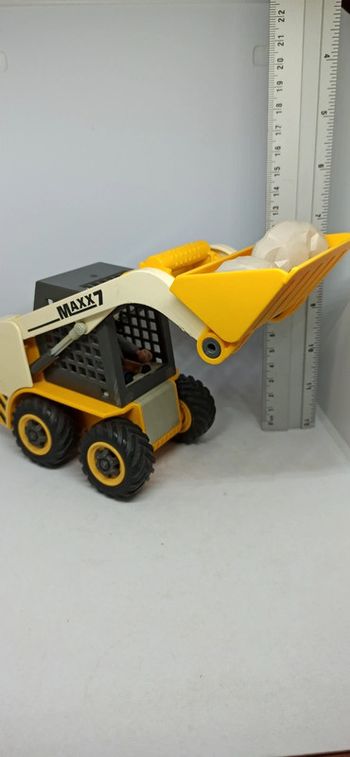 Véhicule tractopelle avec cailloux playmobil