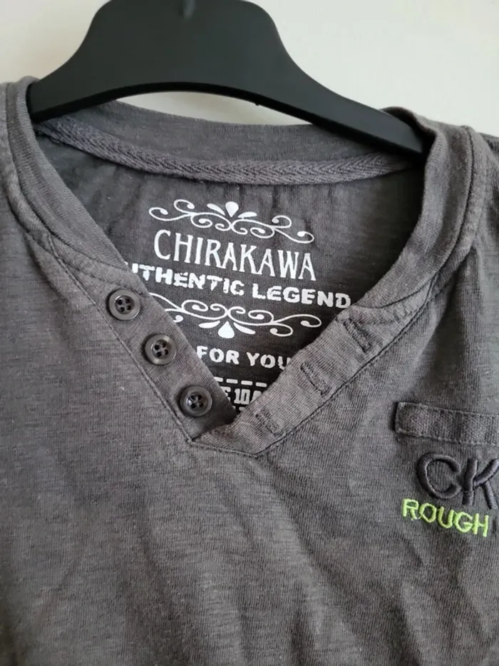 T shirt col v chirakawa - photo numéro 3