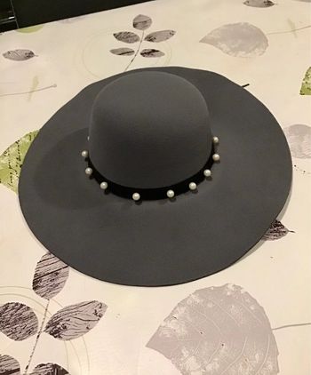 Chapeau gris avec contour noir et perles nacrée taille unique