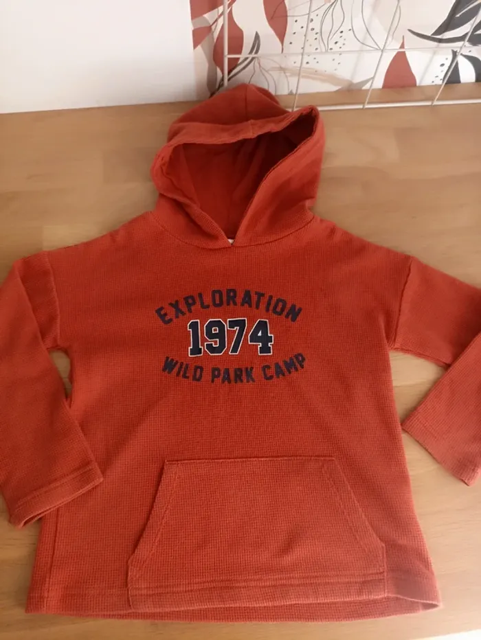 Sweatshirt 5 ans couleur orange brique.