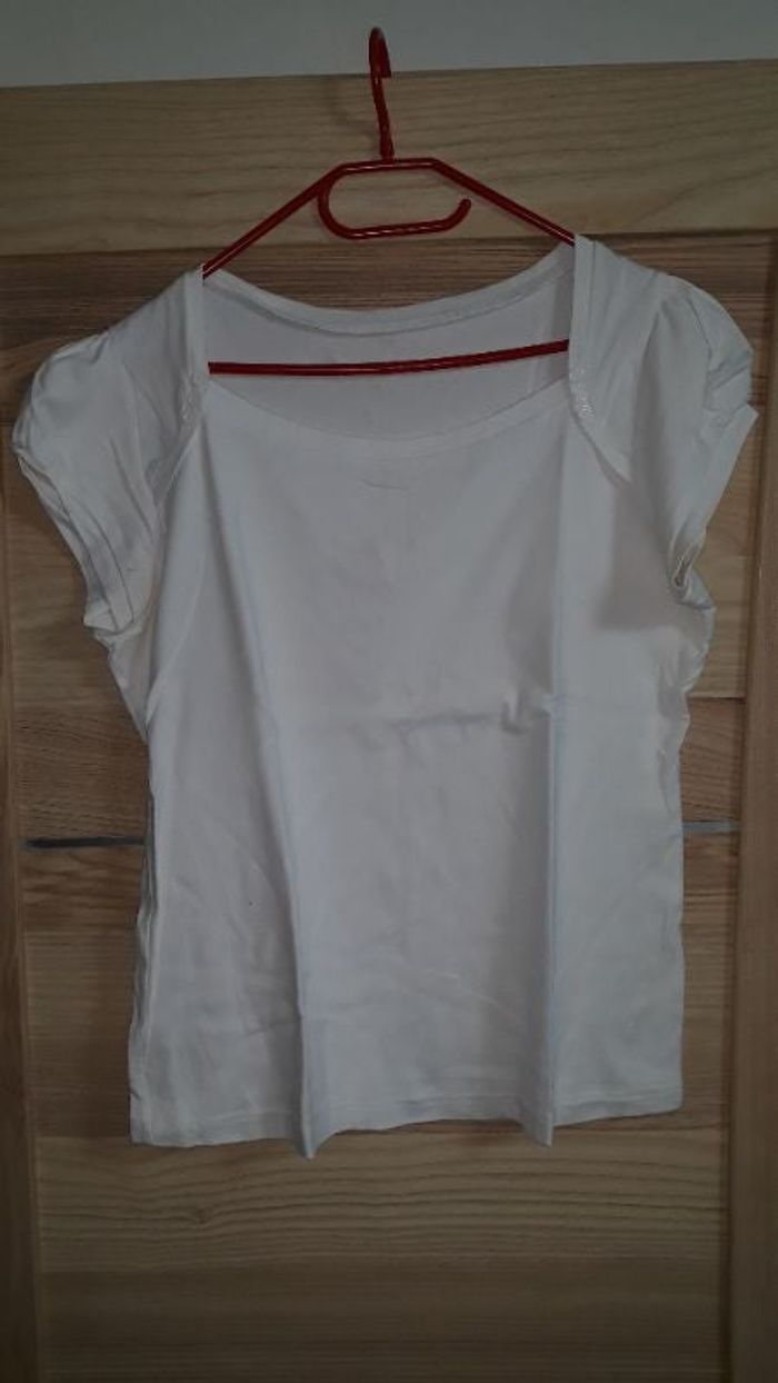 Tshirt blanc avec boutons