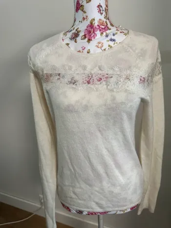 Pull léger blanc cassé avec dentelle