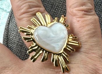 Grosse bague grand cœur nacré soleil rayon acier inoxydable or habaha Paris