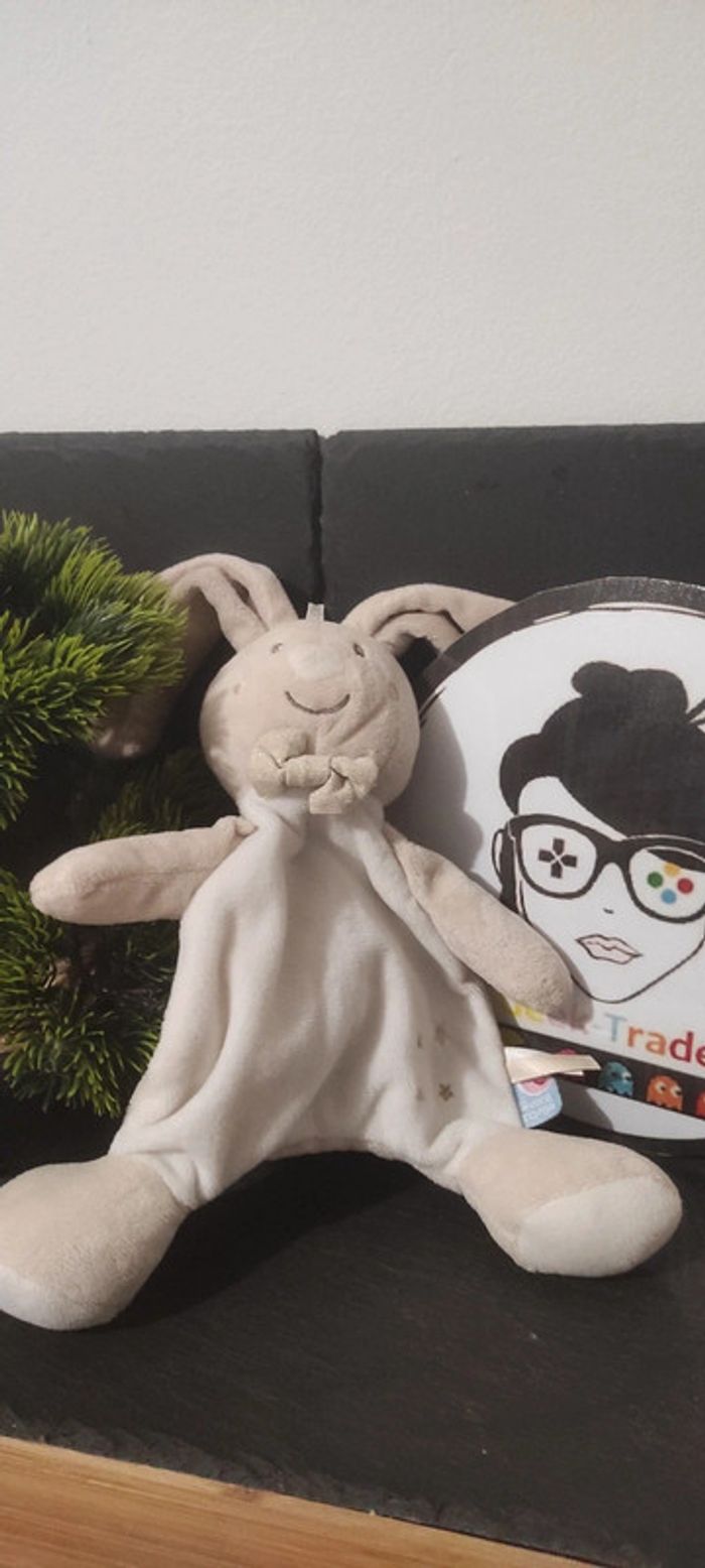 doudou lapin sucre d'orge blanc beige marron étoiles doré noeud knuffel Plat