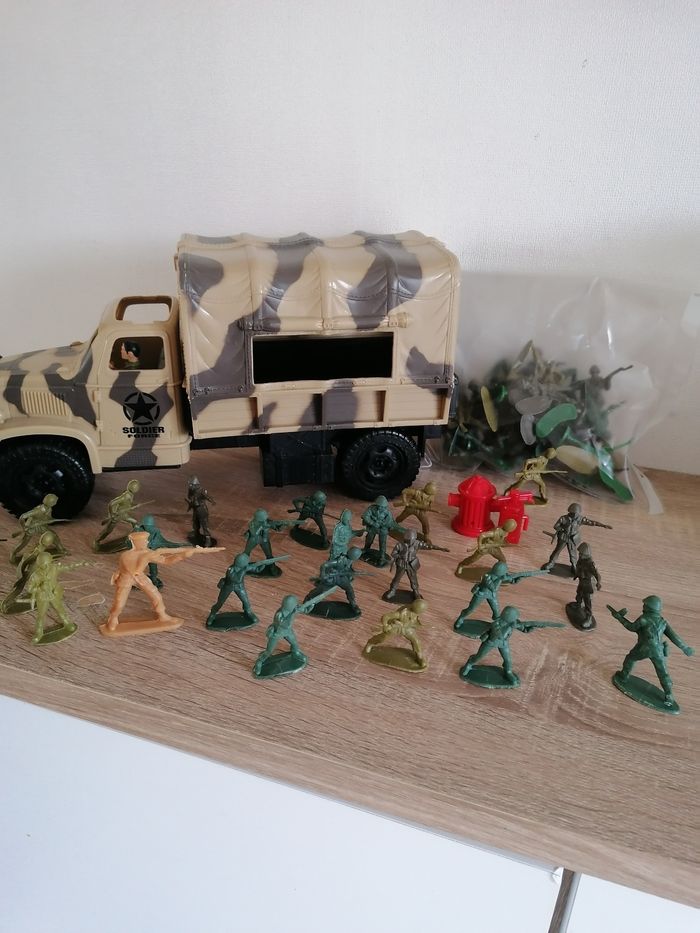 Lot camion et +40 soldats militaires en plastique