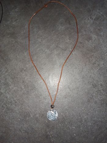 Collier rond et breloque