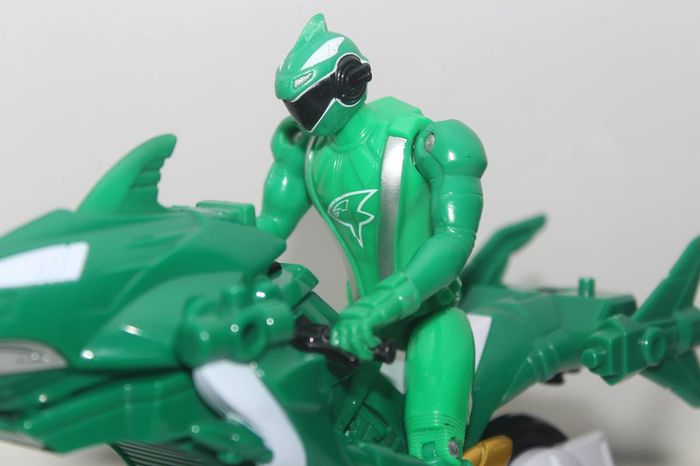 Figurine + Véhicule Shark Cycle - Power Rangers 2008 - photo numéro 3