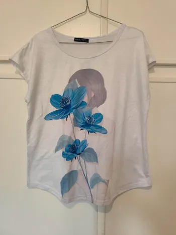T-shirt femme avec fleurs bleues taille L shein