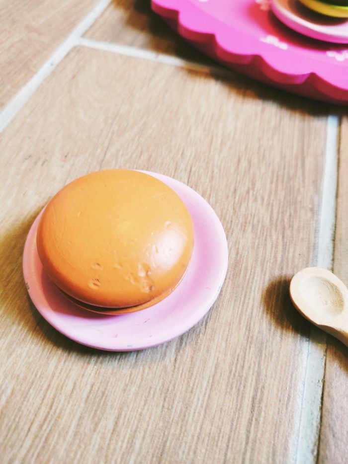 🎂Dinette théière avec gâteaux d'anniversaire et macarons sur plateau en bois marque Djeco - photo numéro 4