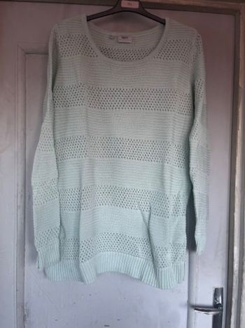 Pull vert, en maille