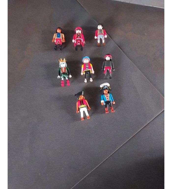 8 personnages Playmobil