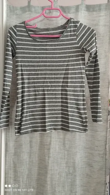 Tee shirt rayé gris et blanc camaïeu