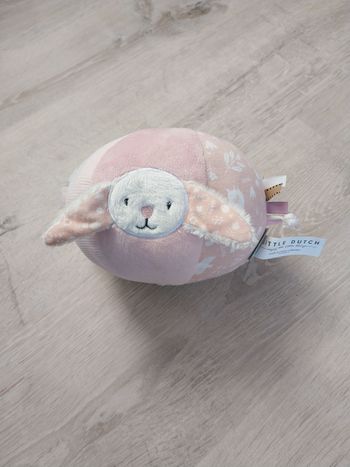 Peluche boule lapin avec clochette interne