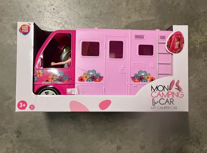 Mon camping car avec poupée et 11 accessoires.A partir de 3 ans