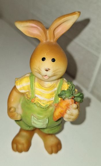 Figurine lapin et ses carottes