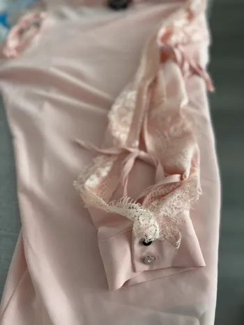 Chemise elegante avec dantele et broche