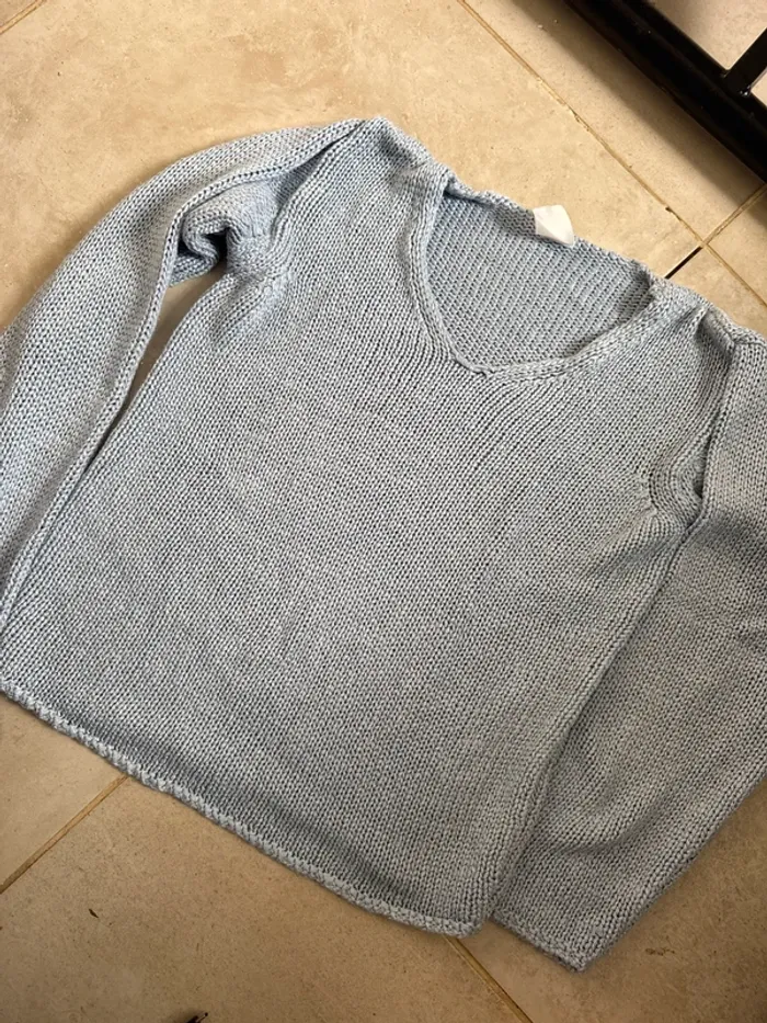 Pull maille bleu clair – col V – Taille non indiquée (équiv. M/L) - photo numéro 2