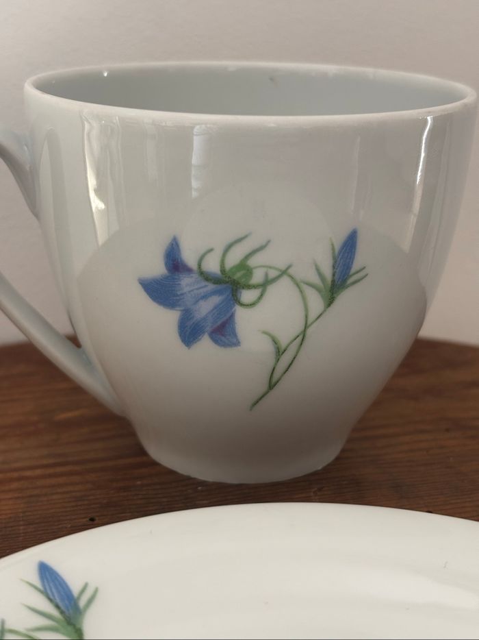 Superbe tasse et sa soucoupe fleurs bleues porcelaine de Limoges Singer - photo numéro 2