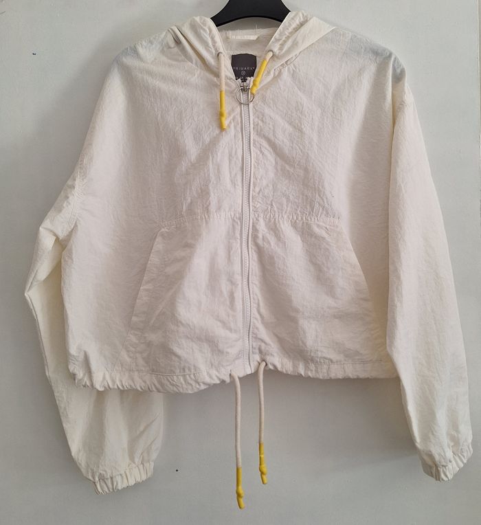 Blouson court zippé avec capuche