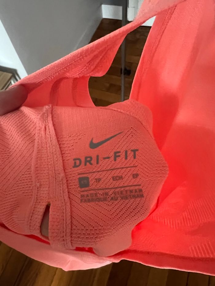 Haut de sport Nike taille XS couleur corail - photo numéro 6
