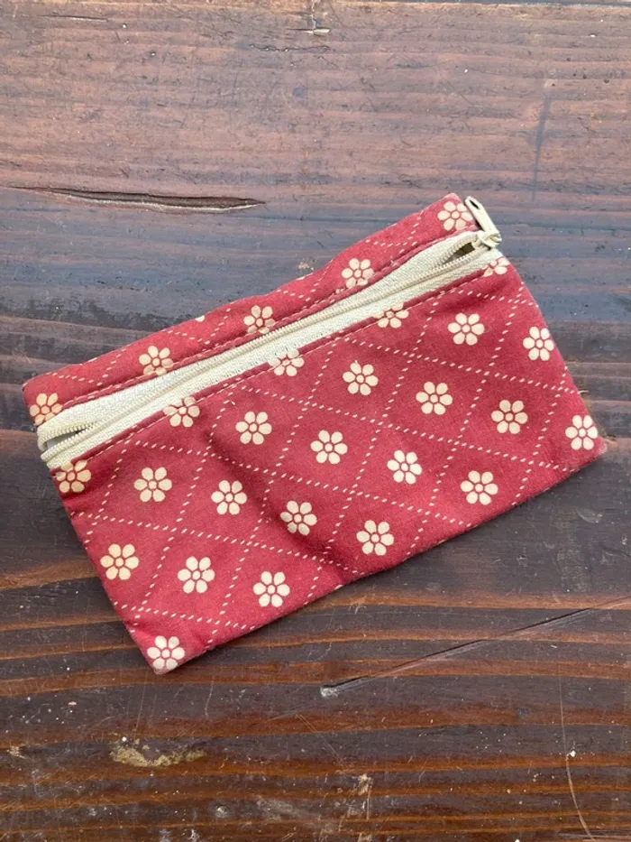 Trousse rouge à petites fleurs