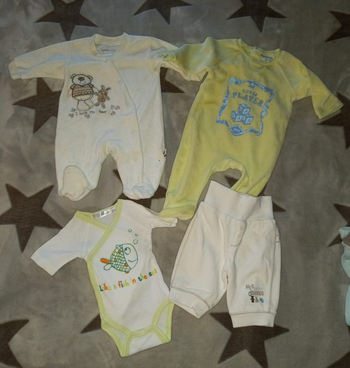 Lot vêtements 1 mois 
Sur un pyjama manque 1 pression. Dans l ensemble très bon état - photo numéro 5