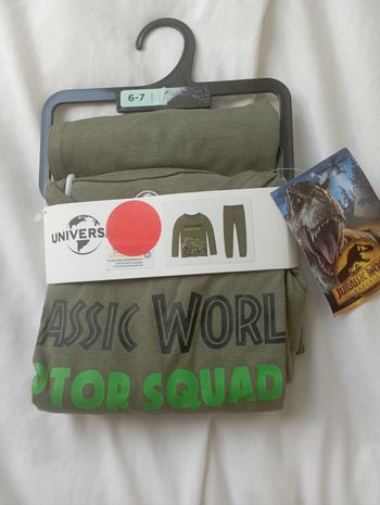 Pijama vert 2 pièces dinosaures Jurassic world 6/7 ans neuf 9€