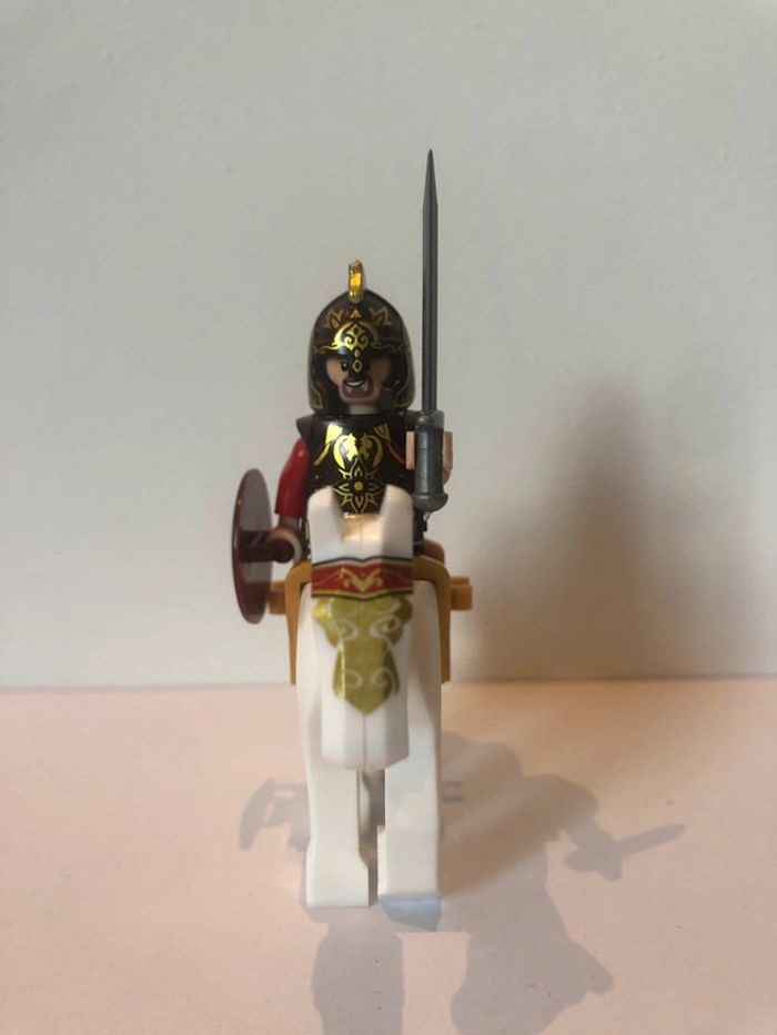 Figurine type lego Théoden Roi du Rohan à cheval. le seigneur des anneaux