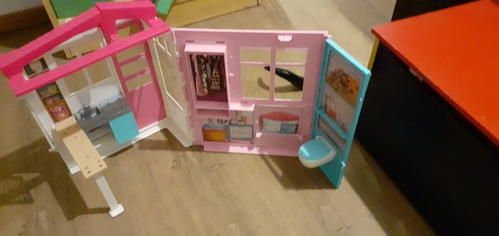 Gros lot barbies toutes les accessoires plus 25 barbies 6 Ken et bébé et ados - photo numéro 8