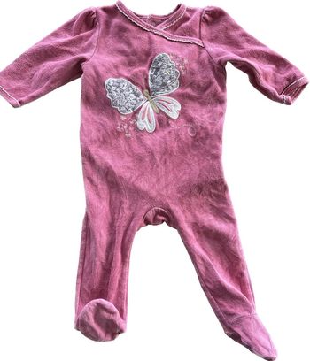 Joli pyjama grenouillère rose avec papillon