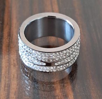 Bague anneau alliance large en acier et strass